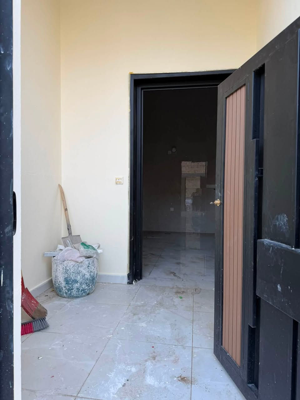 توجد شقق لليجار داخل مجمع الضابط السكني 
 تتكون البناية من ٦ وحدات سكنية الشقة تحتوي من غرفتين نوم وصالة ومطبخ الشقق مؤثث سبالت انفيرتر اقتصادي ومطبخ كاونتر وطباخ ومرشحة علمناً الشقق زيرو غير مسكون 
طابق الارضي اجارة ٧٠٠  الف 
طابق الاول ٦٥٠  الف 
طابق الثاني ٦٠٠ الف 
رقم الهاتف # ***********
 موقع المجمع شارع مطار بغداد خلف جامعة المشرق خلف مستشفى الفرات
