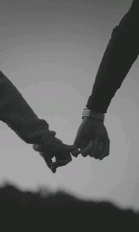 ساعة يد أنيقة مصممة بإطلالة فاخرة تناسب المناسبات العصرية. السوار مصنو...