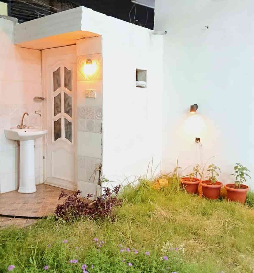 عرض حصري ...عرض حصري 
بيع مستعجل📍 سعر جدا جدا مناسب ❗❗❗
🏠️️للبيع دار سكن حديث🏠

🔴المساحة : 90م
🟠الواجهة: 4٫50م    
🟡النزال: 20م.  

💯بناء حديث درجة اولى مع خدمات راقية:

      🔷الابواب الخارجية قاصة محكم الغلق تركي
      🔹️الابواب الداخلية خشب صاج 
      🔹️الشبابيك المنيوم تركي حديث
      🔹️المحجر المنيوم تركي حديث
      🔹 سخان ماء + ماطور ماء + 2 خزان ماء(1000لتر) كل واحد
      🔹نظام(انترنت+سبالت+انابيب دفن)
      🔹 اضواء سبورتلايت
     

🟩الطابق الارضي: 

       🟢️حديقة خارجية
       🟢خدمات صحية خارجية
       🟢️صالة 
       🟢️ حديقة داخلية
       🟢️مطبخ حار + مطبخ بارد
       🟢️خدمات صحية 
 
🟦الطابق الاول: 
 
       🔵️غرفتين نوم
       🔵️خدمات صحية 

🟪️الطابق الثاني:
   
       ️🟣بيتونة
       🟣سطحين امامي وخلفي
    

📌موقع الدار:
      [حي البنوك / الميثاق / مربع الاعتزاز] ✅الشارع نافذ ، يبعد المنزل عن الشارع العام 60م
______________________________________________

‼ السعر مناسب مقارنةً مع اسعار العقارات في نفس المنطقة.
_____________

للاستفسار مراسلة الصفحة على الخاص 
او الاتصال على رقم صاحب العقار : ***********
📞متوفر واتساب
