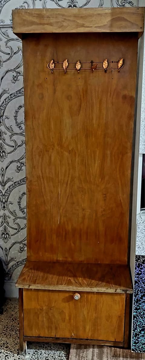 سلام عليكم للبيع ملحقات غرفه ميزتواليت وجرابي ام النفر عدد 2 وزاويه وكومديات ثنين واحد مشخط واحد جديد الغرفه نضيفه ما بيها كسر سعرها ب130 وبيها مجال مكان كربلاء رقم ***********
