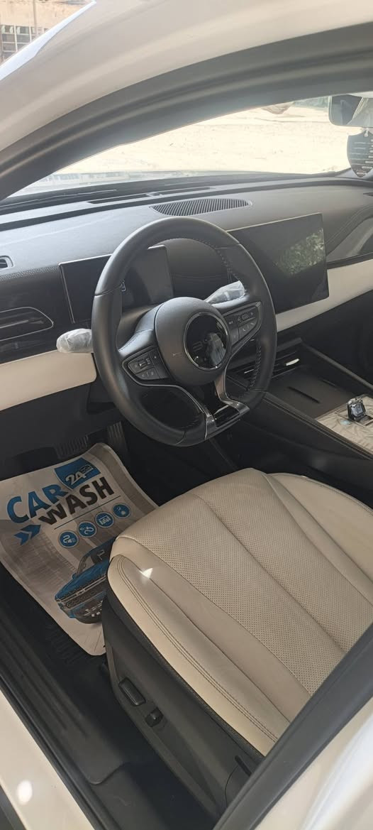 السلام عليكم BYD سيل 6 مديل 24 رقم بغداد بسمي شرط التحويل ماشيه 12 الف كلي بيهه طخه موضحه بالفديو السياره اربع كامرات رادار بنراما كرسي السايق كهرباء اناره ترحيب اناره اسفل البيبان شاشه جبيره دواره منزل كل البرامج داخل ابيض جلد تبريد قطعتين بطاريه 90 لد نهاري هواي بيهه مواصفات بعد رايدهه 23.700 مليون وبيهه مجال بسيط اوكلشي اكو بالسوك 
*********** مكاني بغداد الكرخ
