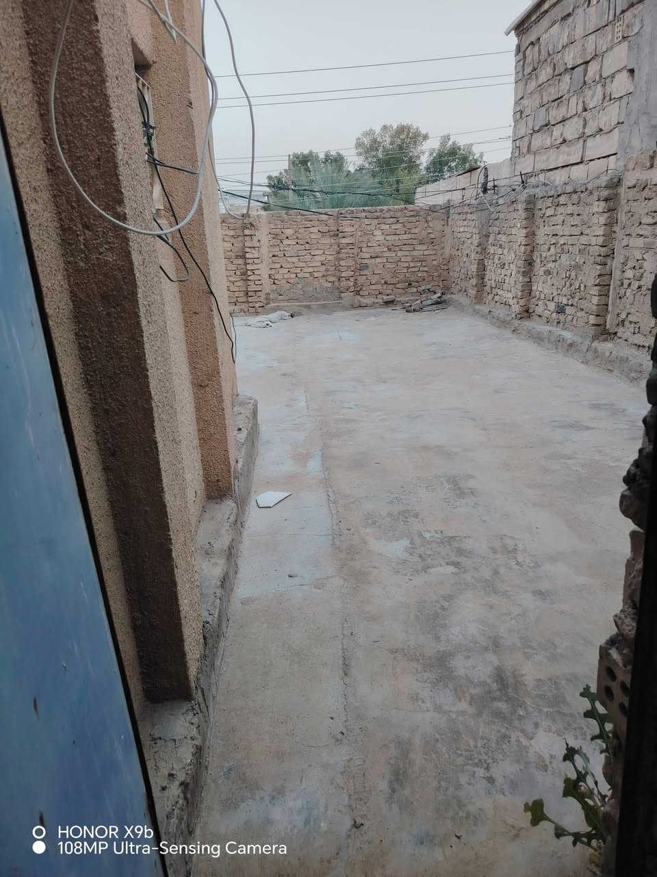 في كربلاء المقدسه...
♦️ 🏠 بيت مساحه ١٠٠م واجهه ٥×٢٠ عكاده بناء نظيف جدا ..
♦️ يتكون من الطابق الأول /طارمه كبيره ومطبخ♨️ معزول واستقبال وصاله كبيره وغرفه نوم 💤 ومنور وصحيات خارجيه معزوله  وحمام خارجي ..معزول..الطابق الثاني /غرفه نوم سقفها سندويش ٦سنوات صارله سقف  شغل مضبوط وسطح كبير
♦️ العنوان/حي الأمين الأول  شارع الحر خلف مجمع همسه للإلكترونيات فرع أسواق اي مارت الغذائيه ..
♦️ شارع عرض ٨متر خدمات مجاري متوفره
♦️ طابو زراعي سند ٢٥ إقرار محكمه من المالك مباشرة تفاوض مع صاحب البيت مباشر
♦️ يبعد ٣٥٠متر عن شارع تجاري المولات والصيدليات  وخط باب الحسين كوسترات
♦️ سعر ((٦٥مليون)) بي مجال  قابل للتفاوض ..ويكون تفاوض مع صاحب البيت مباشر
للاستفسار مكتب الأوس للعقار ابو سجاد*********** ابو وائل ***********
