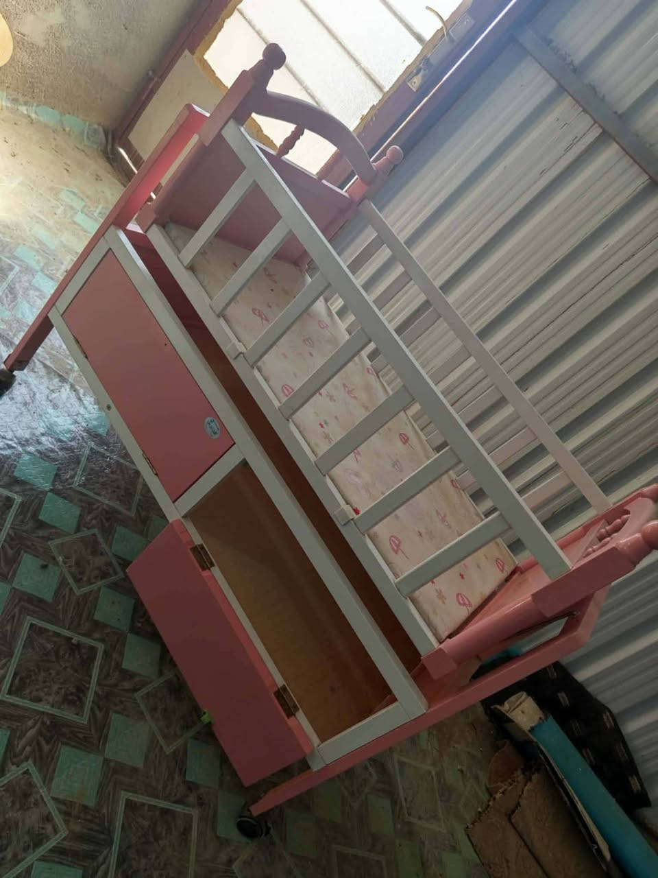 سلام عليكم
سرير للبيع نظيف استعمال قليل 
السعر 60 
للاستفسار ***********
