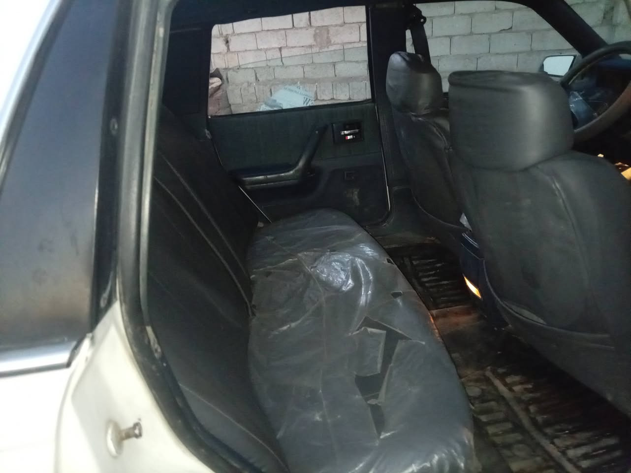 السلام عليكم اولدز ١٩٩٠ سياره نضيفها على البلاد بيها صبغ فقط بالصندوق تخم تاير مكينه ***********
