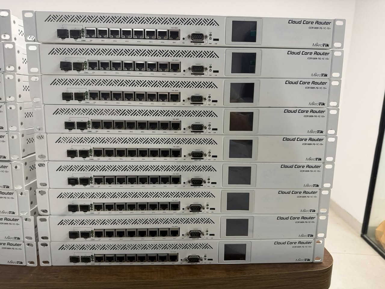 توفر لدى مكتبنا 
كلاود كور 1009 بلص نضافته 100‎%‎كمية مفتوحة سعر القطعه 550 الف
كلاود كور 1009 عادي سعره 375الف
كلاود كور 1016 بالكارتون سعره 700 الف
كلاود كور 1016 كل بورتاته sfp بالكارتون 500 الف
يوجد لدينا توصيل لكافة المحافظات 
***********
