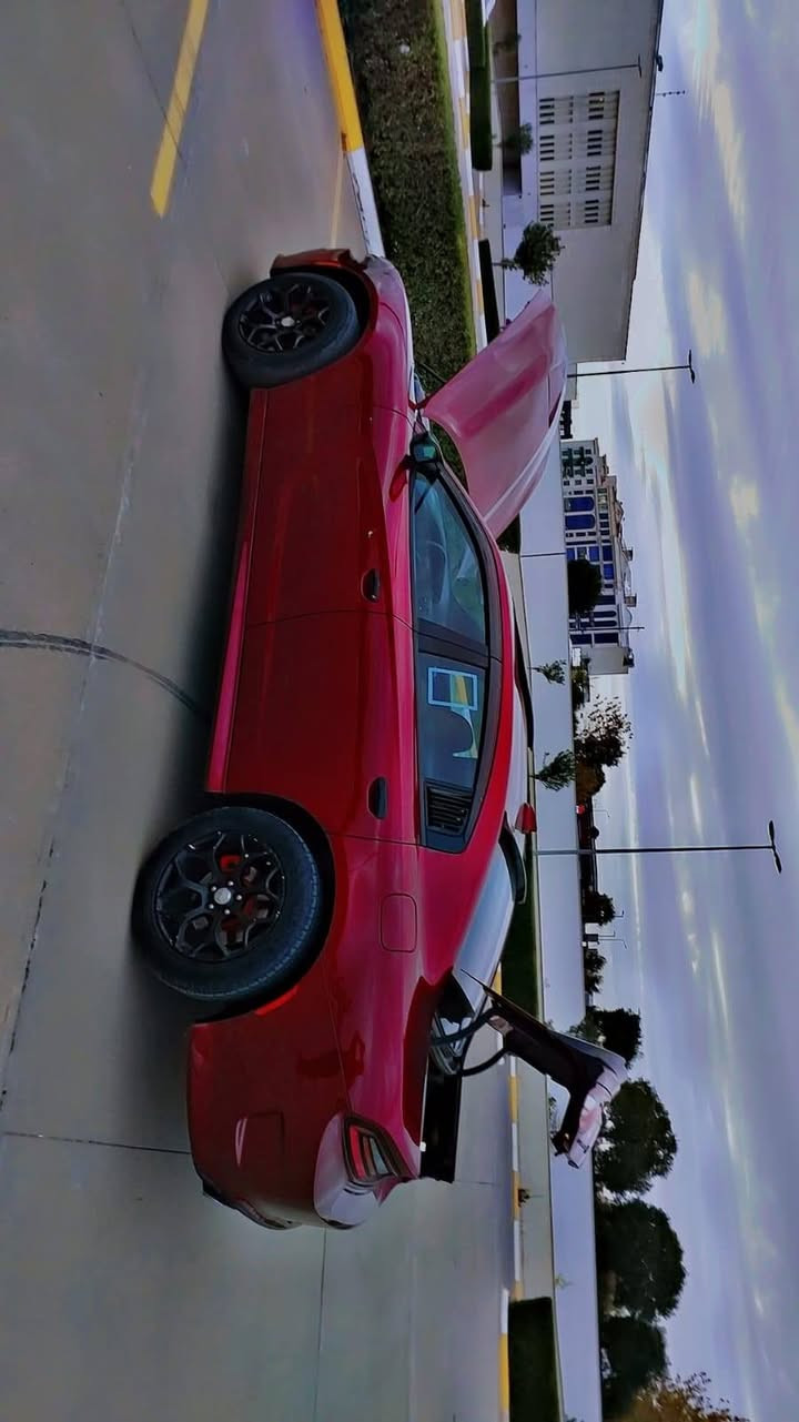 جارجر موديل 2022 لون كرزي فول مواصفات فورويل بيها جاملغ صفحه النفر أمريكي وبيها رصعه عل بوند وبيها مكانتين كارت صغار 
السعر 250$ 
وبيها مجال بصيط عنواني اربيل 
رقم تلفون *********** وبي وتس اب
