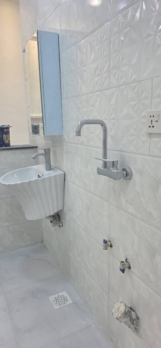 اللهم صل على محمد وآل محمد مشتمل لبيع مساحته 100م طولاني 5في 20منطقة خاجيه بشارع أربعين مقابيل أفران معجنات العراق خدمات كامله على ساحه  خضراء  طابقين  3غرف نوم جديد  ***********  ***********  رمضان كريم
