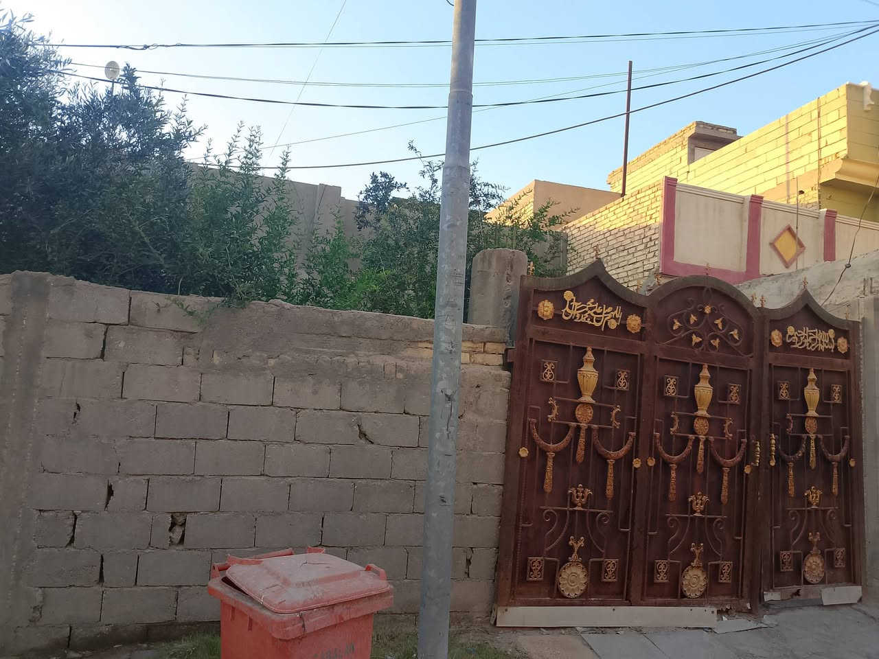 ياالله السعر بلاش بلاش 
السلام عليكم دار للبيع يعتبر قطعه السعر بلاش (95)  بيه مجال علمن سعر القطعه بنفس المكان 110 وأكثر بيت بناء قديم تكدر ترممه وتأجره حسب رغبة المشتري  طابو صرف تحويل مباشر مساحه 200 متر واجه 10 نزال 20 موقع الدار حله حي الغدير  ورديه قبل مستشفى الكفيل موقع مميز منطقه راقيه هادئة جداً بنسبه المنطقه السعر بلاش كافت الخدمات متوفره شارع عرضه 10 متر من يرغب بشراء الدار الاتصال علي الرقم تالي ***********
