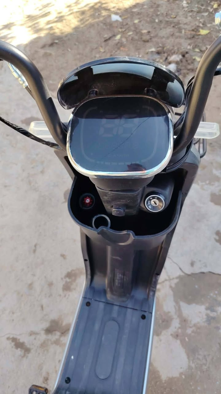 سلام عليكم 
دراجه شحن
خمس بطاريات
تمشي 60
اسعر 500 او بيه مجال
هاذه الرقمي ***********
