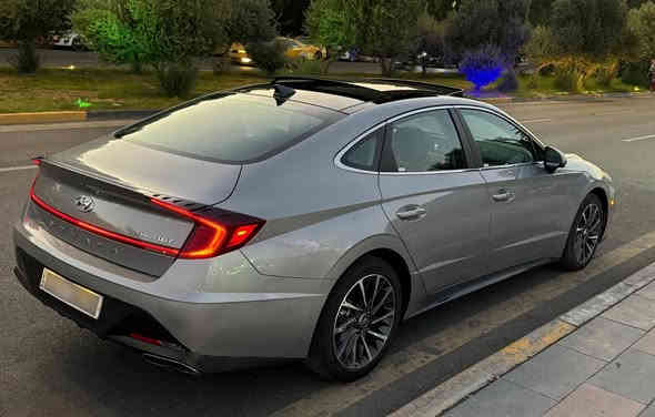 سوناتا 2023 لميتد ( limited ) 
اعلى فئة بالسوناتا ( لميتد limited )
الفول الحقيقي مو مثل الفئات الباقية 
ماشية 7 الاف فقط …… 
بدون ايرباك …. ايرباك سليم ع وضع الشركة
و بدون تبديل اي قطعة 
حادث بسيط جداً 
( نصف الجاملغ خلفي فقط صبغ )
الفئة الوحيدة اللي تجي بيها 
١- داتا شو بالزجاج الامامي 
٢- كاميرات محيطية ( 4 كاميرات )
٣- تحريك بالبصمة للامام و الخلف 
٤- الكشنات الامامية تبريد + تدفئة
٥- الكشنات الامامية اثنينهم كهرباء 
+ كشن السائق وضعيتين خزن ميموري 
٦-  ( 6 حساسات امامية )

💎 ســعــر ✅ ::  الــرد تلقائي 📮

مواصفات السيارة الباقية ………….. 
محرك 1600 توربو … طيارة و اقتصادي جداً 
سقف بانوارما قطعتين
قطعتين تبريد … امامي + خلفي
سستم سماعات Bose متكون من 12 سماعة
مع مضخم صوت خارجي 
الزجاج الامامي و الخلفي اوتو
رادار امامي و خلفي و جانبي 
حساسات امامية و خلفية
نقاط عمياء عند تغيير المسار 
حساسات بالابواب للتنبيه عند فتح الباب و سيارة قادمة من الخلف 
شاشة كبيرة ( تختلف عن باقي الفئات ) 
تدعم الكار بلي و الاندرويد اوتو
قيادة ذاتية 
شاشة رقمية للعدادات و الكيجات متغيرة عند تغيير نظام القيادة
4 وضعيات للقيادة 
‏Normal-costum-sport-sport plus
انارة داخلية متغيرة 7 الوان بالدشبورد و الابواب 
نظام المحافظة على المسار 
كروس ( تحكم بالسرعة )
شاحن وايرلس لاسلكي 
منافذ للشحن امامية و خلفية
تبريد بيانو 
قطعتين تبريد امامي و خلفي
تبريد منفصل للراكب و السائق
دخول ذكي و انارة ترحيب 
قفل ذاتي عند الابتعاد 
فتح الصندوق الخلفي عند الاقتراب 
اشارات بالمرايا الجانبية 
تشغيل عن بعد 
انارة led امامية
بگ لايت خلفي led 
تدفئة ستيرن
نظام Auto Hold
يعني بالازدحام تضغط البريك ضغطة وحدة و تشيل رجلك تبقى السيارة لازمة بريك لحد ما تضغط عالبنزين يلة تمشي 
نظام تنبيه اذا تحرك السير وانت بقيت واكف تنبهك
الماسحات الامامية اوتو بالمطر
ويل كب بلادي حجم 18 
تخم اطارات بيرلي بلادي مال سيارة
هاند بريك بصمة كهربائي
نظام ترحيب صوتي
سيارة جديدة و كل شي على وضع الشركة كير محرك كهربائيات راديترات منظومة التبريد و غاز الشركة البلادي
تبريدها بشرط ( ثلاجة ) باقصى درجة حرارة
سنوية جديدة ، رقم اربيل ( شبه مميز  ) 
تحويل او وكالة حاضر …..
مكانها بغداد … حي الحسين ( سريع المطار )

صور الحادث او الاستفسار واتساب 
***********
