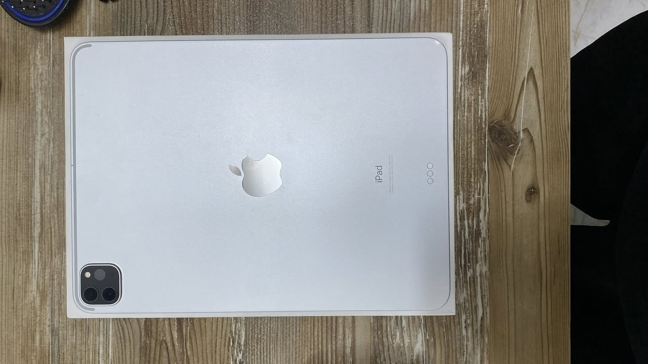 السلام عليكم
Ipad pro 11 inch (الجيل الثاني)
الذاكرة :256 GB
اللون سلفر 
كل التفاصيل مذكورة بالفديو الجهاز بي طبع بالشاشة من جوه ولكن بالاستخدام والتصفح والمشاهدة كلشي ممبين وجهاز نظيف واستخدامي الشخصي للأستفسار *********** العنوان بغداد البلديات بيع مع كافة الملحقات كيبورد وماوس وقلم موماكس اصلي ضمان مدى الحياة
