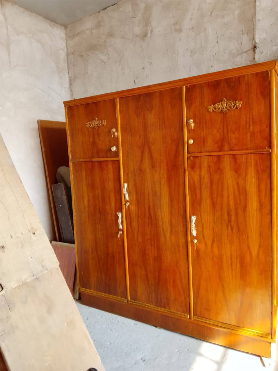 سلام عليكم كنتور ابو 3صاج ارتفاع مترتين و5 سم عراقي سعر 200قفل قفل مكان بغداد شعله موجود توصيل ***********
