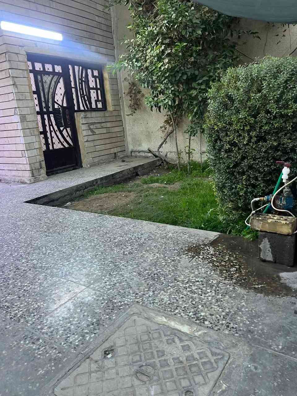 #للايجار______في_____السيديه
بيت  مساحه 150 متر
 يحتوي  على غرفتين نوم مطبخ صاله خدمات صحيه كراج حديقه 

#الايجار 900

للاستفسار ***********
