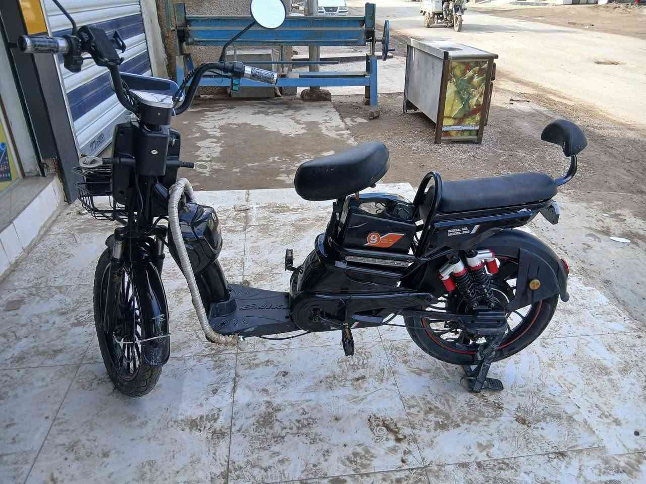 دراجة شحن موديل ٢٥ مستخدم شهر بطاريات خير من الله سعرها ٣٠٠ وبيها مجال قليل مكاني مدخل المفرك 
***********
