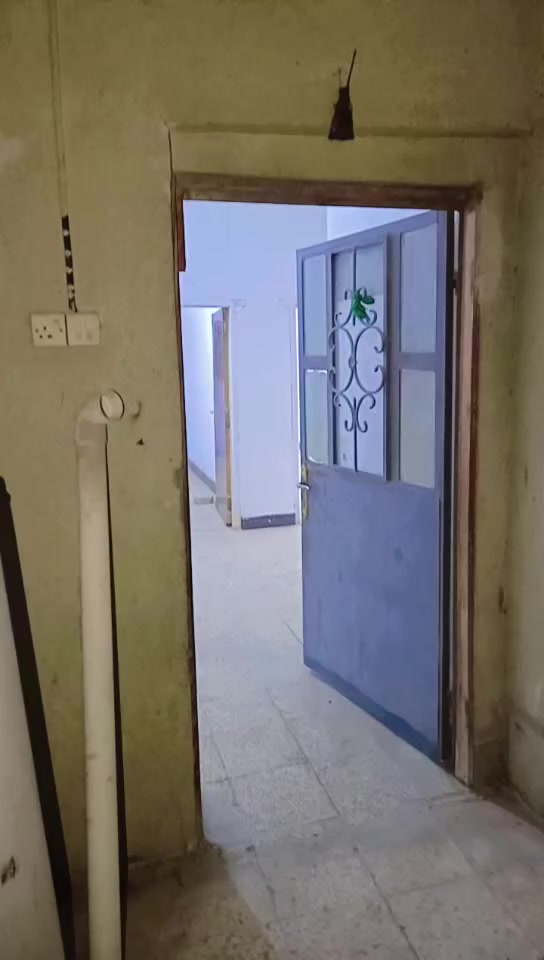 بيت للأيجار(***********) 
 غرفة نوم ٤في ٥ 
صالة ٣في ٤ 
وغرفة نوم ٤ في ٣ 
وحمام ٢ في ٣
ومطبخ 
وصحيات خارجية
وطرمة 
بيت نضيف ومصبوغ جديد  
العنوان /سيف سعد مقابل مركز الشرطة  ومقابل مستشفى الكفيل
