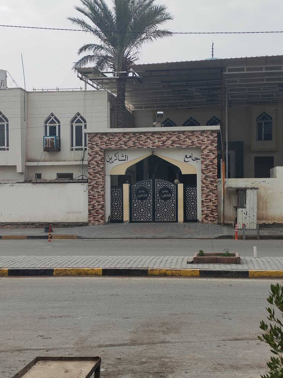 السلام عليكم يوجد محل للايجار مقابيل جامع الشاكرين للاستفسار الاتصال على الرقم***********
