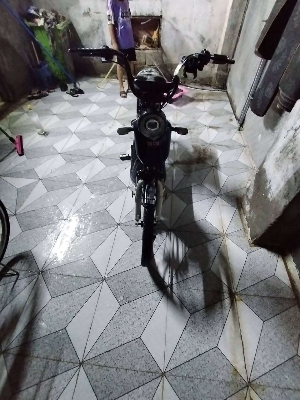 السلام عليكم دراجه شحن بطاريتها مكفوله دراجه حلوه كلها شغاله نقص بيها جوزة السويج السعر ٢٥٠ وبيها مجال بسيط رقم الهاتف ***********
