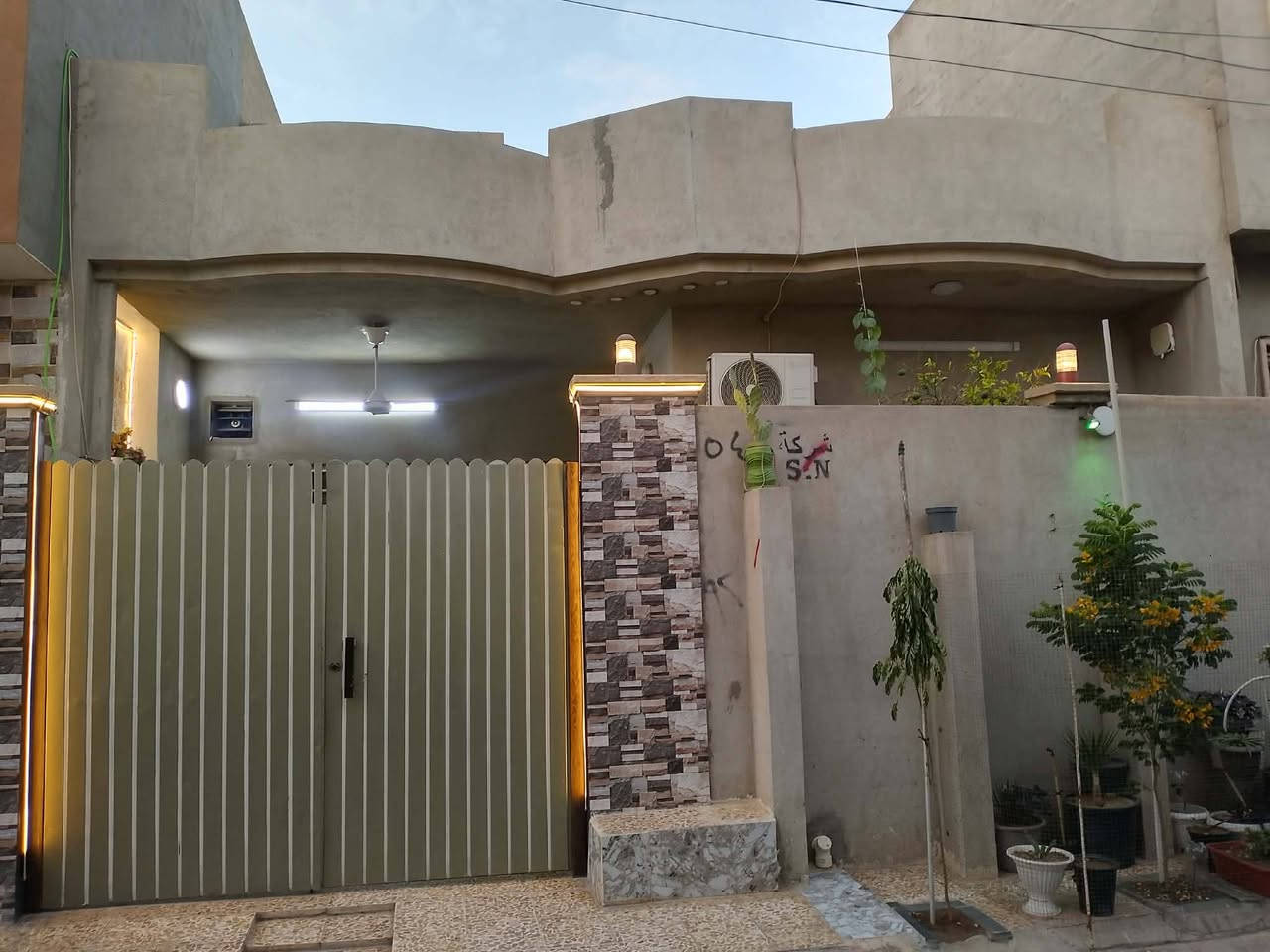 السلام عليكم
دار للبيع في مزارع زيونه
مساحه 140
للاستفسار على رقم 
***********
***********
