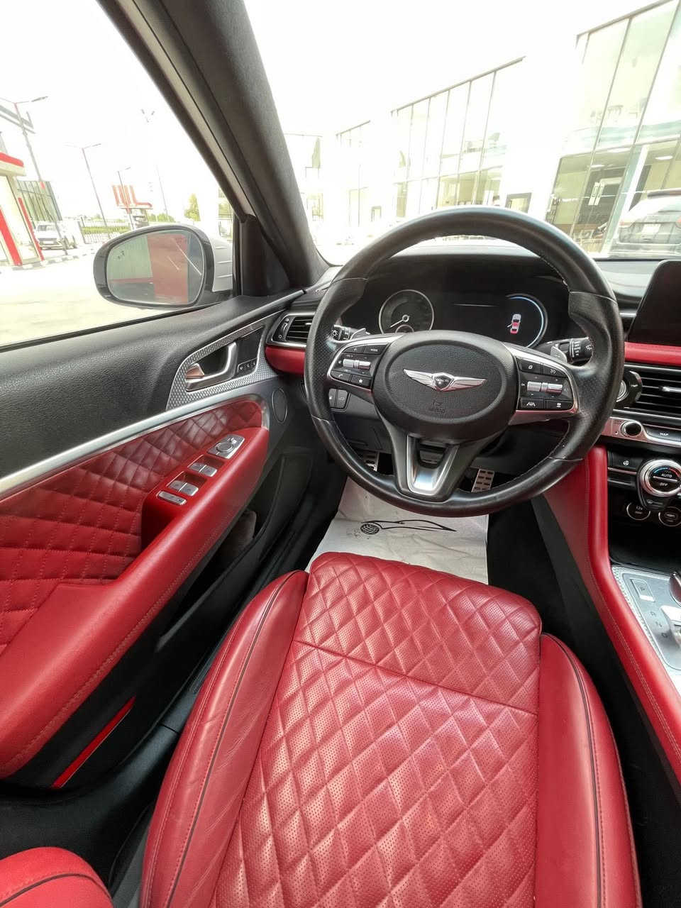 2022 Genesis G70 , 3.3 T Launch Edition
لون ابيض مات ( طافي ) بلادي 
داخل احمر وكشن بقلاوة 
سقف كنتارا + بنوراما 
سايد بريك بصمه
داتا شو 
دشبول ديجتال يتحول كاميرا مع الاشاره
كاميرات 360 + رادارات 
تدفئه تبريد بالكشن + كشنات كهرباء
خزن ميموري 
سستم سماعات lexion
مري جانبيه قلاب + هيتر + رادارات
شحن وايرلس + كار بلي 
فجوج بريمبو احمر بلادي
السيارة ماشية حاليا 64 الف وبامريكا ماشيه 51 الف يعني مماشيه هنا هواي
الظرر : جاملغ نفسه صبغ فقط بنيد مبدل نفس اللون بلادي ودعاميه بلادي 
***********
