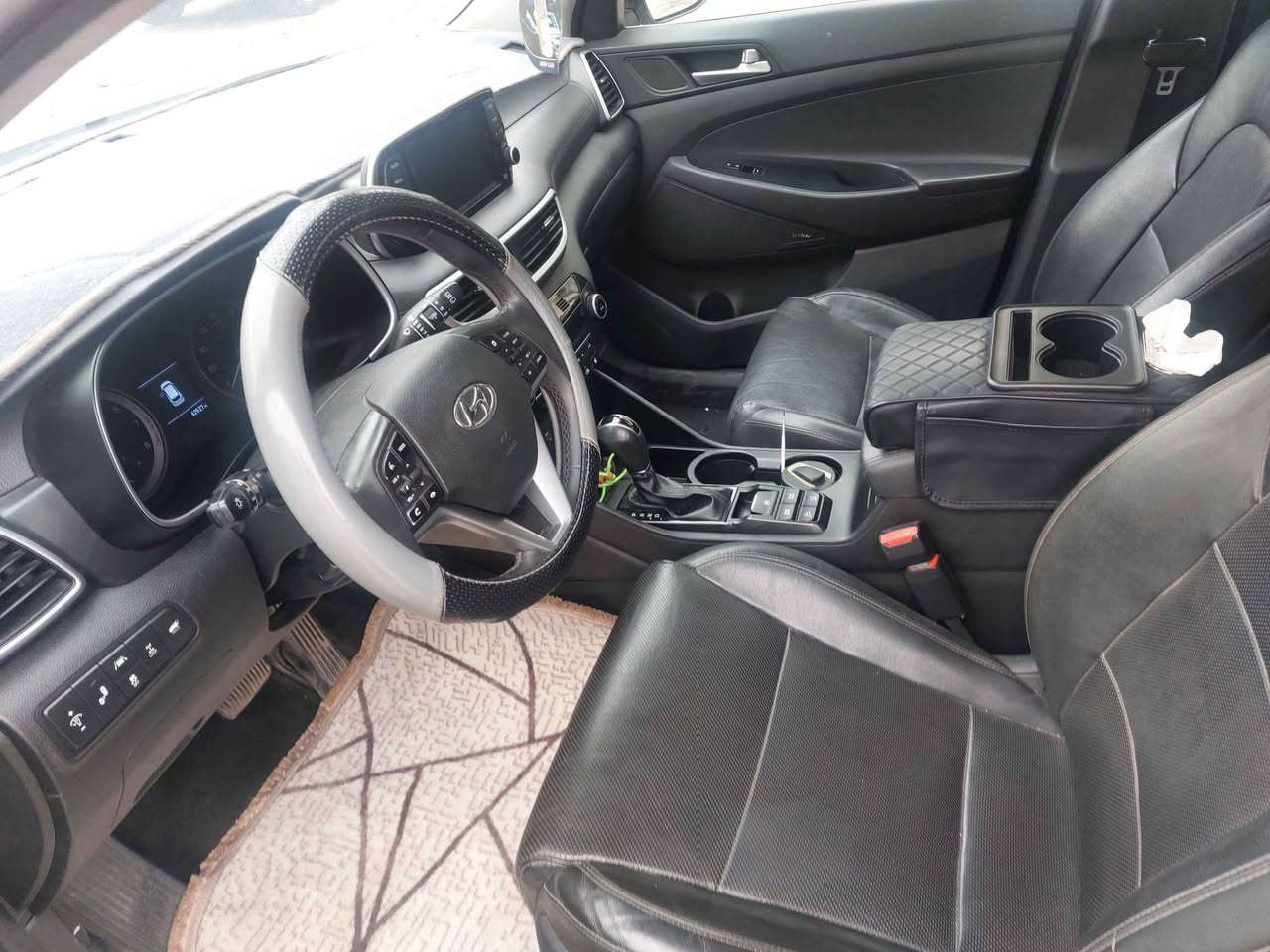 عندي توسان ٢٠٢٠ وارد أمريكي ماشية ٤٢ الف ميل محرك ٢٠٠٠ gdi رقم بغداد الإنكليزي الجديد بسمي هزة جديدة سيارة جديدة مشيها قليل اسبير منازل حادثها بنيد فقط كما موضح بصور الحادث وبيها تصليح برأس الشاصي اليمين ايرباك دركة وراجع سستم فول مواصفات ماعدا البانوراما/ بصمة/ كشنات جلد/ كراسي كهرباء/ جنطة كهرباء/ فور ويل/خمس عدسات/ هند بريك بصمة/ شاحن وايرليس/ تدفئة بالكشنات/ تدفئة بالستيرن/ رادار/ شاشة وكامرة/ تبريد بيانو وقطعتين/ لد نهاري/ تحكم استيرن وحكاية ٣ انضمة قيادة/ بصمات عدد٢/  اوتو هولد ومانع انزلاق/ السعر ١٦٥ ورقة بيها مجال ت (***********) بغداد, العراق
