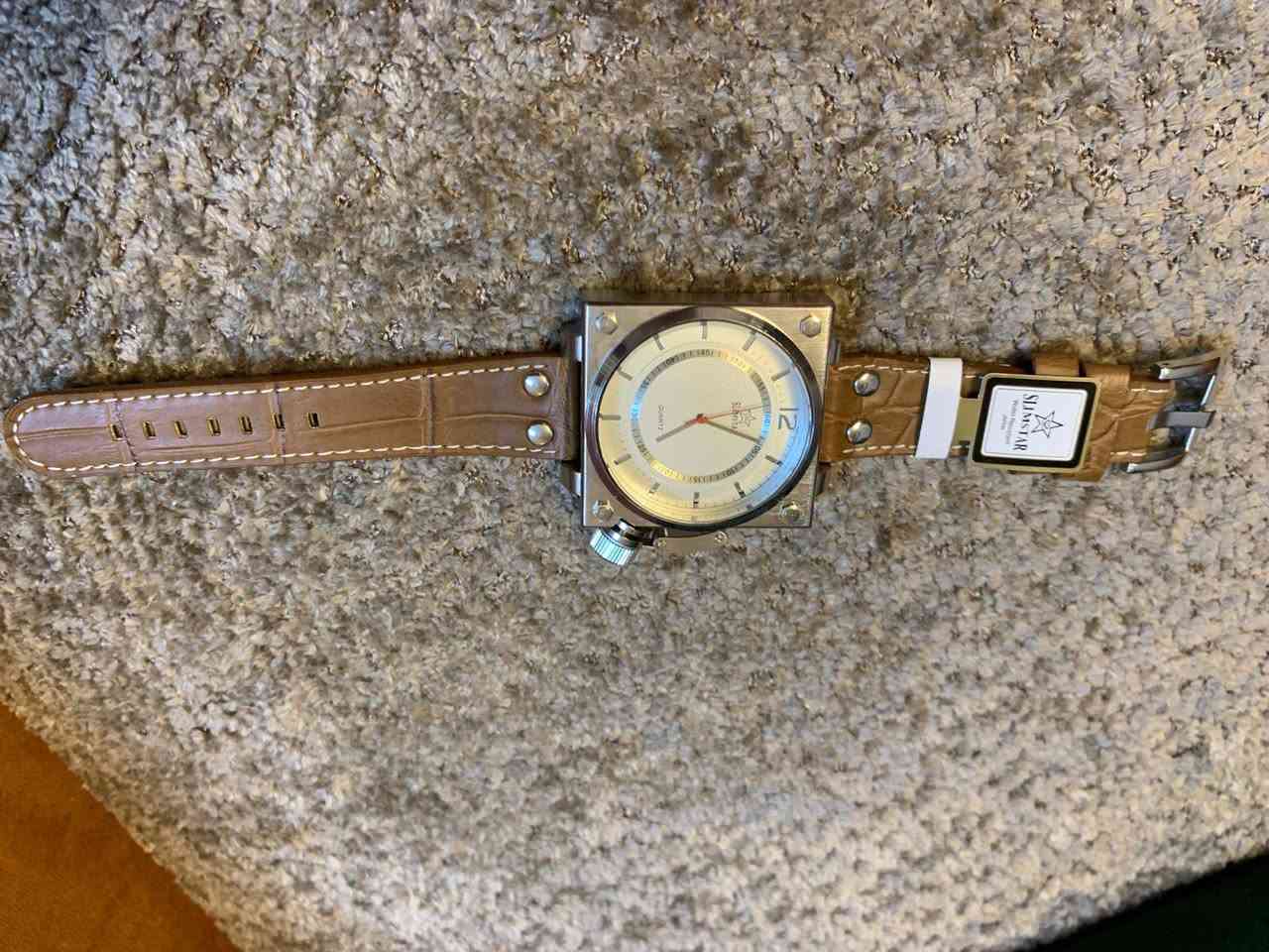 ساعات ماركه كل قطعه وسعره 
يوجد توصيل لكل المحافظات


**إذا كنت صاحب هذا الإعلان وتريد حذفه لأي سبب، رجاءا أرسل رسالة إلى الدعم الفني**