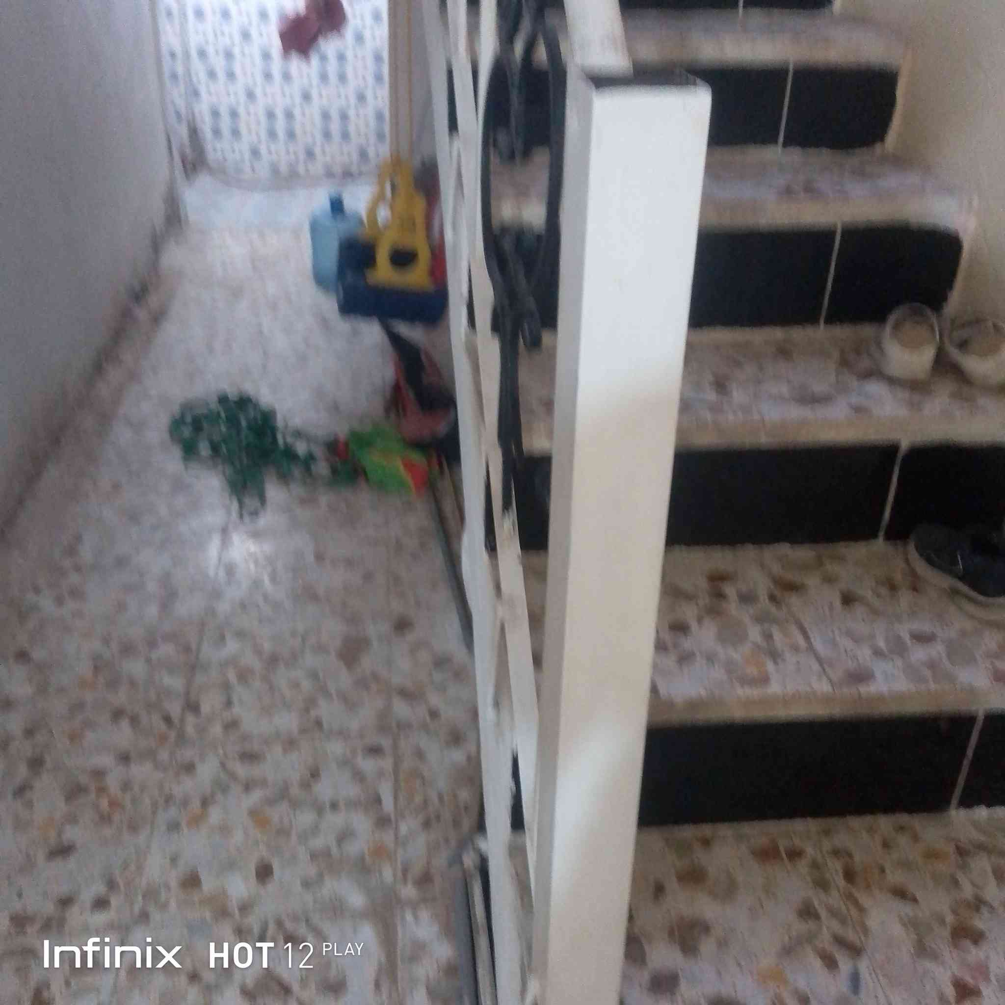 سلام عليكم  بيت للبيع قاطين منطقة العابره الاولى مساحه 125السعر 90وبي مجال بسيط الشراي يتصل ***********//***********
