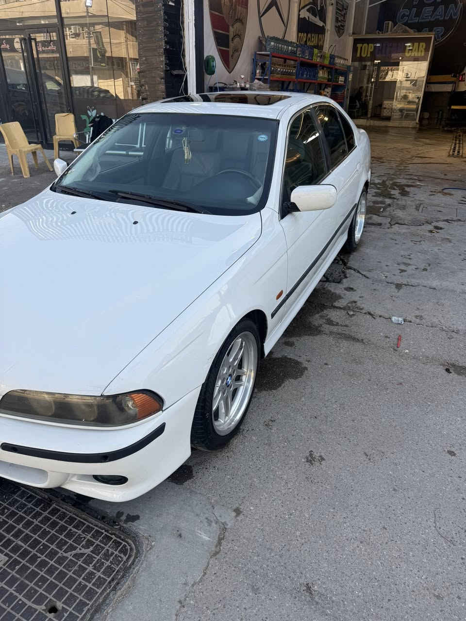 بي ام دبليو صقر E39 موديل 1999
مكينة 6 سلندر فول مواصفات

السيارة نظيفة جداً
ويل m
دركه m
داخل جلد 
كراسي كهربائي 
سياره كامله مكمله 98ورقه وبيه مجال للطيبين 
***********
