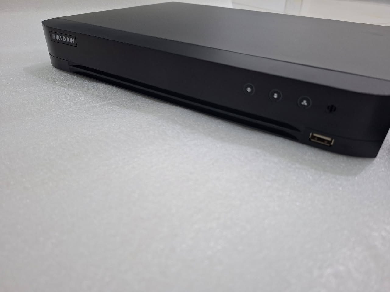 للبيع جهاز DVR Hikvision الذكي بحالة الوكالة (نظافة 99% أخو الجديد تماماً) 😎✨
إذا تدور استقرار ونظام حماية ذكي لبيتك أو محلك، هذا الجهاز هو الخيار المثالي إلك! 👇

​🔹 مواصفات الجهاز:

​الماركة: Hikvision الغنية عن التعريف 🎖️

​الموديل: iDS-7216HQHI-M1/XT 🏷️

​عدد القنوات: يدعم ربط حتى 16 كاميرا بدقة عالية 📹🔥

​الميزة الأقوى: يدعم الذكاء الاصطناعي (AcuSense) لتمييز حركة الأشخاص والمركبات وتقليل الإنذارات الكاذبة 🤖🧠

​🔹 الملحقات الفاخرة:

​يجي وياه هارد ديسك سعة 2 تيرا بايت (2TB) 💾 المخصص لمنظومات المراقبة والتسجيل المستمر 24/7 وبحالة ممتازة جداً.

​💰 السعر قفل ومن الأخير: 125,000 دينار عراقي فقط! 💥

(سعر ببلاش بالنسبة لنظافته والمواصفات الي بيه)


**إذا كنت صاحب هذا الإعلان وتريد حذفه لأي سبب، رجاءا أرسل رسالة إلى الدعم الفني**