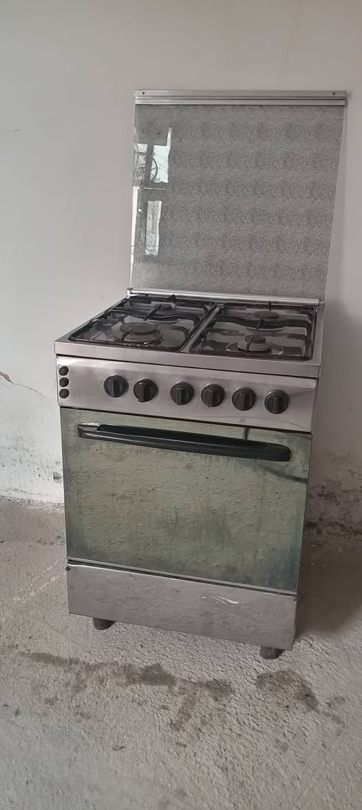 السلام عليكم ورحمة الله وبركاته طباخ للبيع اربع عيون مصري شغال فرن وعيون للاستفسار خاص او اتصال على هذا الرقم ***********
