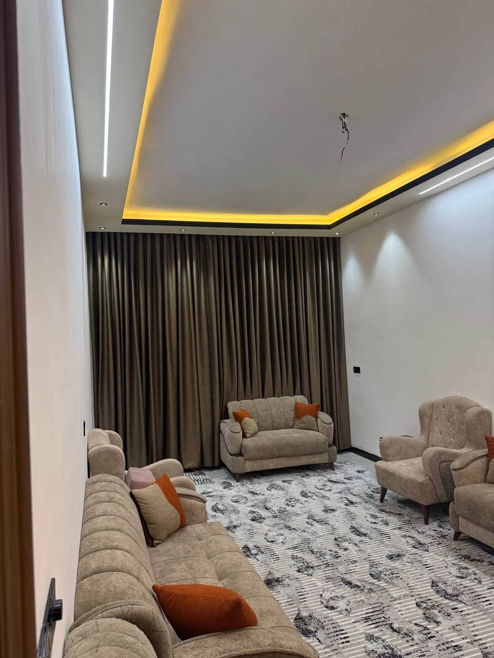 دار للبيع مساحة 240 متر بناء حديث 2025 فول بناء درجه اولى  بناء رفت طابوق 4 غرف نوم  3 غرف صحيات ملك صرف زراعي سند 25 مفروز 
شارع 15 متر 
ماء كهرباء خدمات مدارس جامع وحسينية وقاعة محمد رسول لله 
كلشي متوفر 
الموقع جميل وهادئ
للاستفسار ***********

بغداد قرب جزيرة بغداد السياحيه بغداد, العراق
