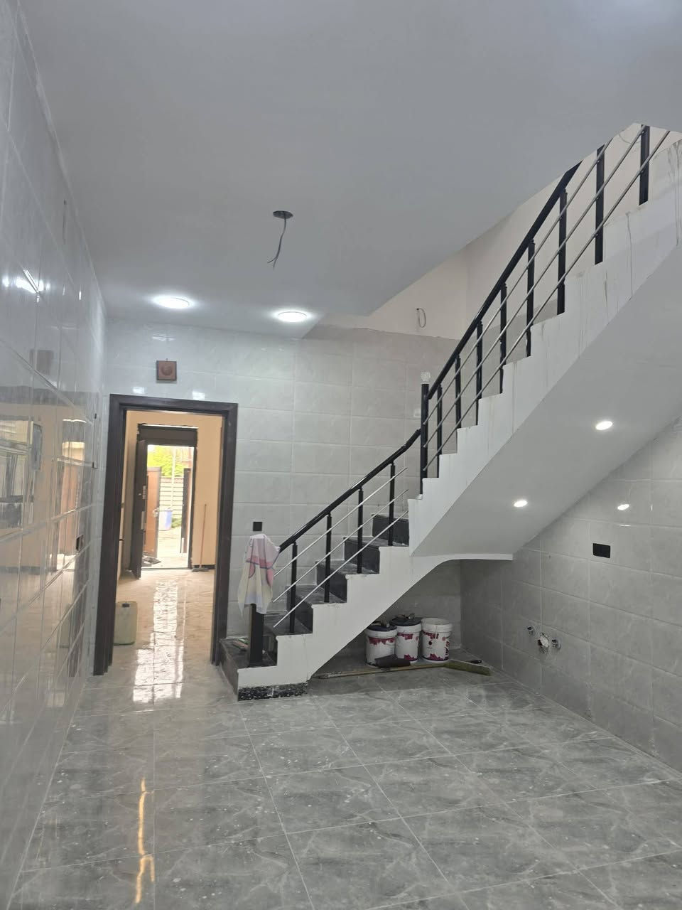 دار للبيع 107  متر واجه  4,30  نزال 25
يحتوي على 3 غرف و 2 خدمات
ضلع منفصل غير مشترك
طابو ملك صرف  شارع 12 متر
حي الجهاد ظباط الشهداء
خلف الشارع التجاري مباشره
*********** متوفر واتساب
