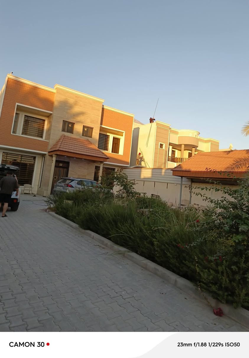 فيلا للبيع في عگد بني تميم شارع السيدة زينب عامود ١٠٥ المساحة نصف دونم بناد عام ٢٠٢٣ تحتوي على ٦ غرف نوم وسبعة حمامات ومسبح صغير و جلسة ومكان للشوي، حديقتين أمامية وخلفية، بيع مستعجل تقريبا كيلو مترين ونصف عن الولاية السعر ٩٨٠ مليون.... ***********
