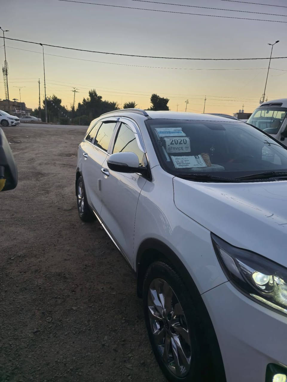 السلام عليكم كيا سورينتو موديل 2020 خليجي السيارة جديدة 6 سلندر كفالة عامة رقم بغداد بأسم اخوية ماشية 90 الف حقيقي السيارة فول مواصفات عدا الفتحة سبعة راكب بصمة تشغيل وبصمة ابواب كامرة خلفية حساس امامي حساس خلفي  لايت زنون عالي ناصي بروجكتر متقطع 4×4 تبريد ثلاث قطع كراسي كهرباء مري شفط اشاير بالمري بردات خلفية بلادي انارة ترحيب بالمري بگ لايت لد خلفي لد امامي بجم 20. ويل كروم موديل 2020 
درايف مود ايكو سبورت ونورمال 
انارة+ مرايات ترحيب عند الاقتراب تحكم ستيرن جهتين السعر 270 مكاني بغداد او واسط رقمي *********** 
ملاحظة السيارة احلى من الصور بالحقيقة
