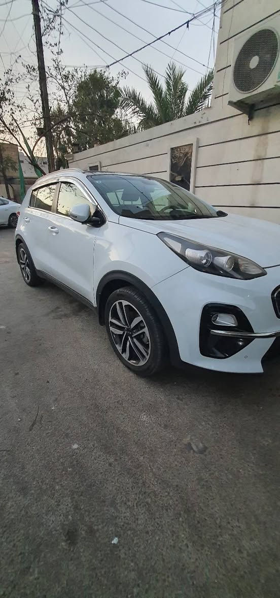 للبيع كيا سبورتج الشركة الدوليه على ايدي اني اخذتها من الشركة موديل ٢٠١٩ شكل ٢٠٢٠ محرك ٢٠٠٠ دوش رقم بغداد انكليزي مواصفات معروفه حساسات امامي خلفي مري شفط كامرا خلفية شاشة اندرويد بنوراما دبل سويج مو بصمة نظيفة جدا السعر ١٨.٥  مكاني بغداد ***********  بيه واتساب

