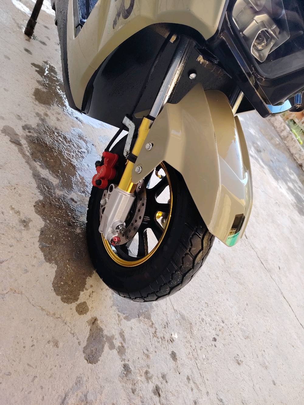 سلام عليكم للبيع دراجه شحن ٦بطاريات دراجه موديل (24)جديده كهربائيات كله شغاله بيه (بك) واربع نمر سويجات ٢ بصمه شاشه ٢ تشغيل عل شاشه دبل اشاره لايت زنون هواي بيه امور دراجه مامفتوح بيه برغي لوك مكانه حله مهندسين... 