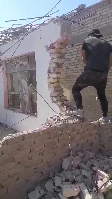 السلام عليكم تفليش البيوت تفليش الرباط ولسقوف الصب وقلع الارظيات وحفر الصحيات بانسب السعار اتصال وبخدمتك ***********
