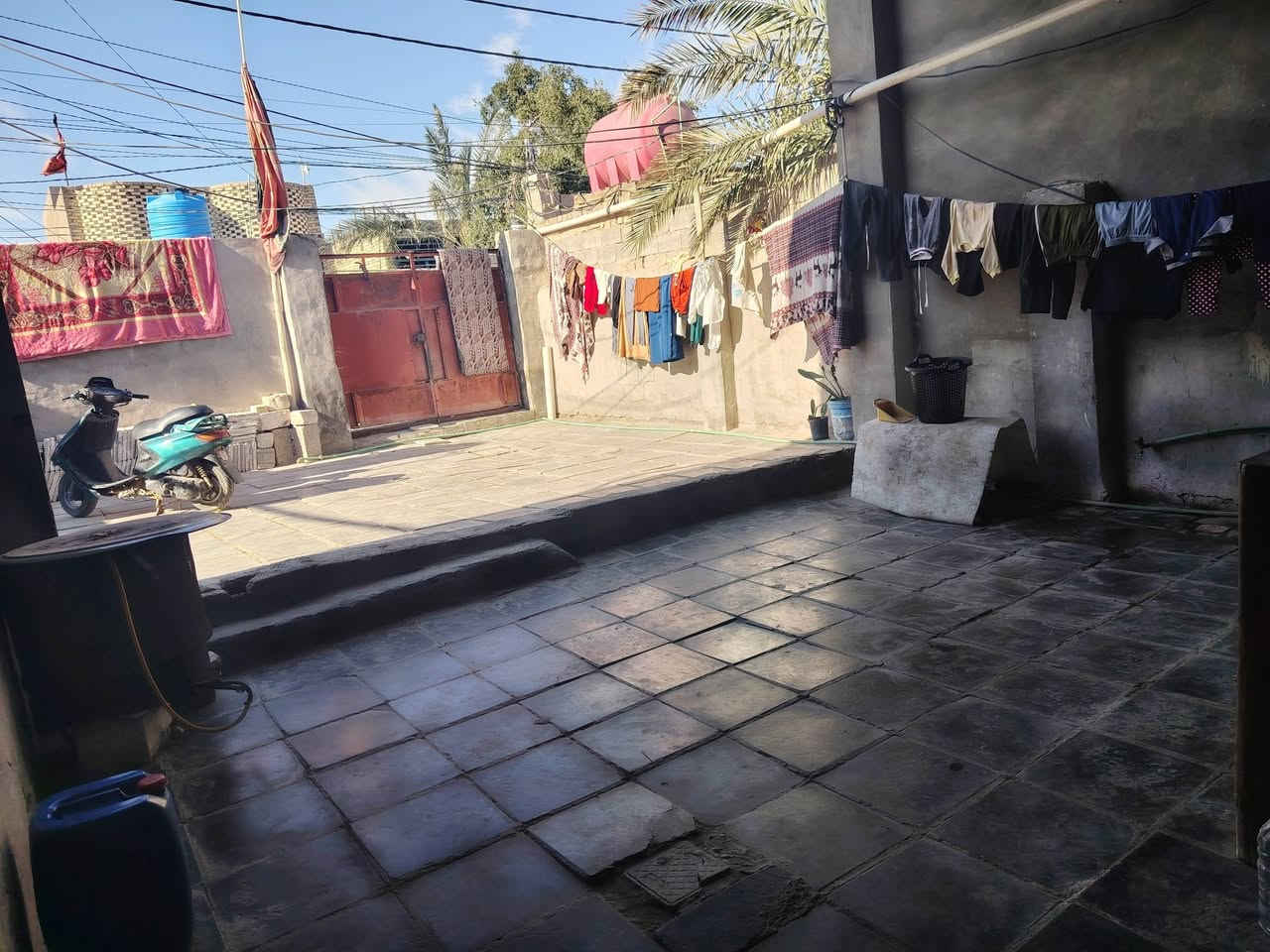 بيت لبيع مساحة 220 متر المنطقة الرضوية 7 قرب مركز الشرطة شارع شيخ ارياض 
غرفتين صاله صحيات داخليات طارمه استقبال 8 امتار تخاريج خارجيه 
لتواصل ***********
