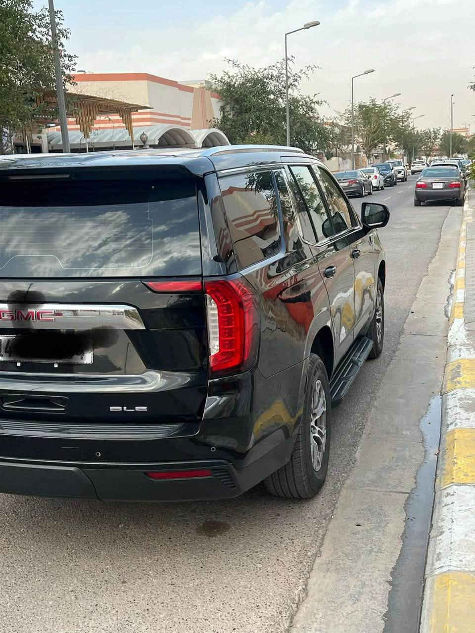 يوكن ٢١
لون اسود SLE 
خليجي مكفول ما عدا الجاملق الخلفي صفحة السائق بي بارد
السيارة جاهزة من كلشي 
ماشية ١١٢ الف 
سعرها ٤٢٠ وبيهة مجال لشراي
***********

