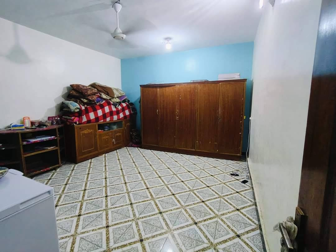 بيت للبيع حكيم شارع علاء غريب مساحه ١٣٠ شارع ١٢ ومرقم من بلديه اتصل ***********
