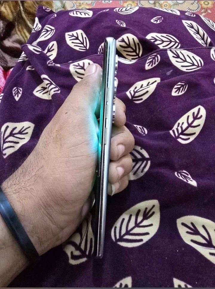 سلام عليكم
تكنو كامون 40 برو
ذاكره 256 عشوائ 8+8
بدون ملحقات 
بي فطور ممبينه ومماثر نهائي 
وبي لزكه ام ماده اذا تحب تشيلها مثل مموضح ب صوره 
رايده ب 240 وبي مجال حك الجيه 
مكاني بغداد مدينه الصدر 
رقمي ‏‪***********‬‏