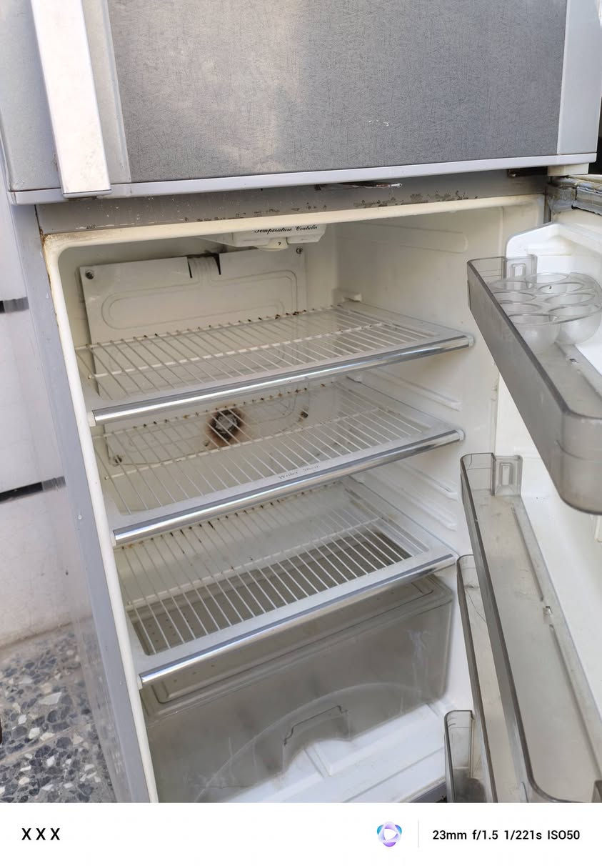 ثلاجة للبيع مستعملة بحالة ممتازة.
✅ شغالة 100% وتبريدها ثلج.
✅ نظيفة  من الداخل والخارج.
✅ السعر: [175 وبيه مجال] 
المكان: [بغداد ابو غريب] ‏‪***********‬‏
