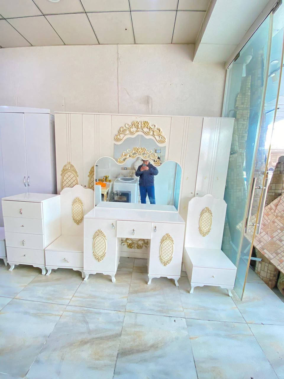 غرفه نوم ابواب ملكي كامله 6 قطع النضافه 90بل 100 استخدام  قليل للتواصل على الواتس فقط يوجد توصيل على جميع العراق@ ***********
