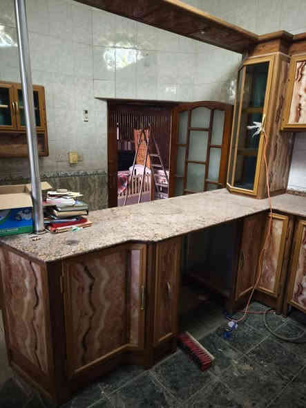 كاونتر ١٢ متر للبيع نضافه ميه بالميه مستعجل على البيعه ٦٠٠وبي مجال عنوان القبله ***********
