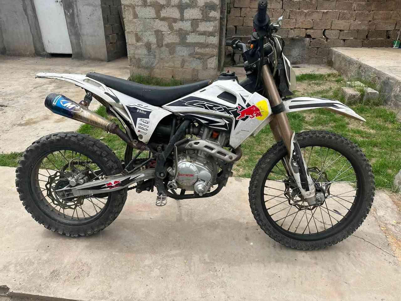 للبيع قفار crx صفيره جديده نكره سلف  محتاجلها ترتيبات بسيطع دبلات امامي وتنضيف كابريتر الدراجه شغاله بكل وقت اكزوز رياضي  ب 750 وبيها مجال مكاني التاجي ***********
