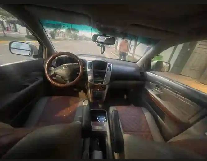 لكزس 2005 RX خليجي 
بدون حادث بدون صبغ بيها بارد بسيط بالباب عكس السايق تحكم ستيرن تبريد قطعتين كشنات جلد وتحكم كهرباء وتدفئه وتبريد بالكشن تايرات تخم جديد ويل كب كروم تبريد شغال سياره جدا نضيفه وكلشي بيها شغال السعر 110او مراوس  
***********
