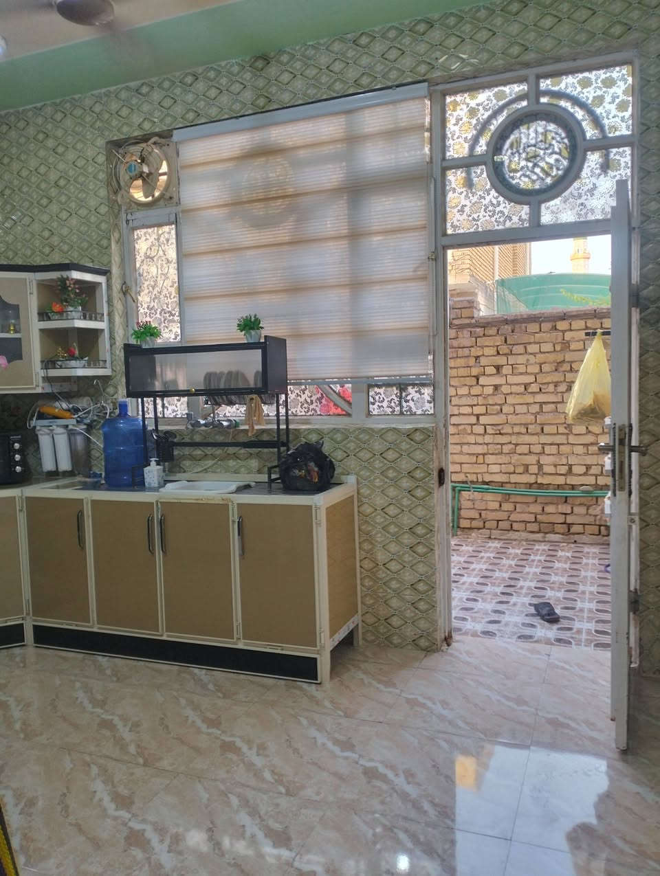 بيت للبيع  مساحه 150 متر  سند 25 بناء حديث غرفتين صاله هول مطبخ  عنوان كرادة قرب جامع فتح المبين يبعد عن جامع 50 متر  سعر 70 وبي مجال  ***********

