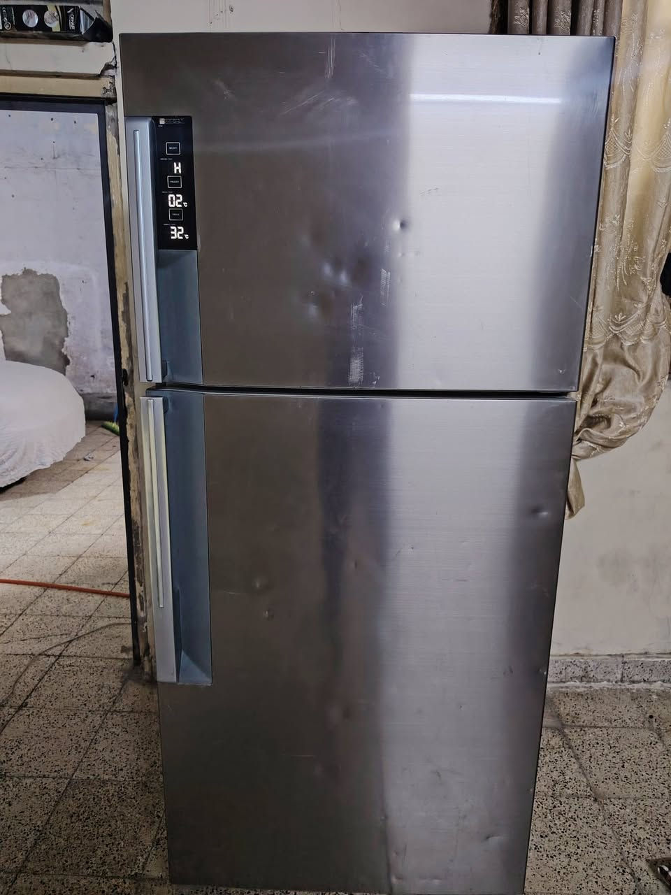 للبيع ثلاجه عملاقه شغاله سعرها 200
بيها مجال  عنوان موصل رقم موبايل ***********
