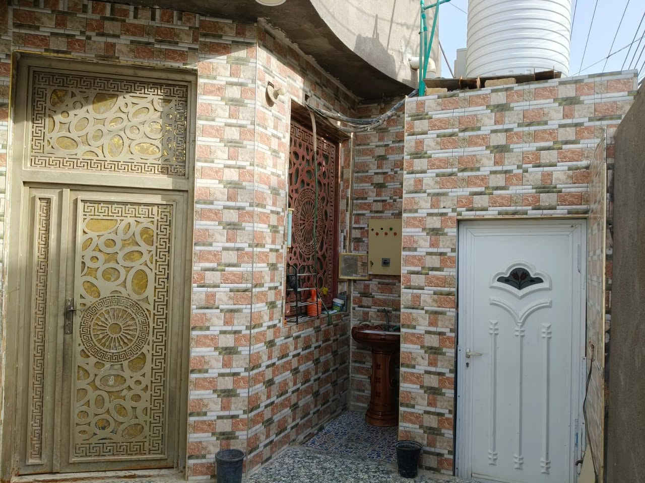بيت مساحته 155 متر 

الطابق الاول 

غرفتين + صاله + مطبخ + ديوانيه + طارمه + صحيات داخليه و خارجيه + منور 

الطابق الثاني  

غرفه + صحيات

العنوان حي المختار خلف المغتسل الجديد 

السعر 140 مليون

التواصل واتساب
***********
