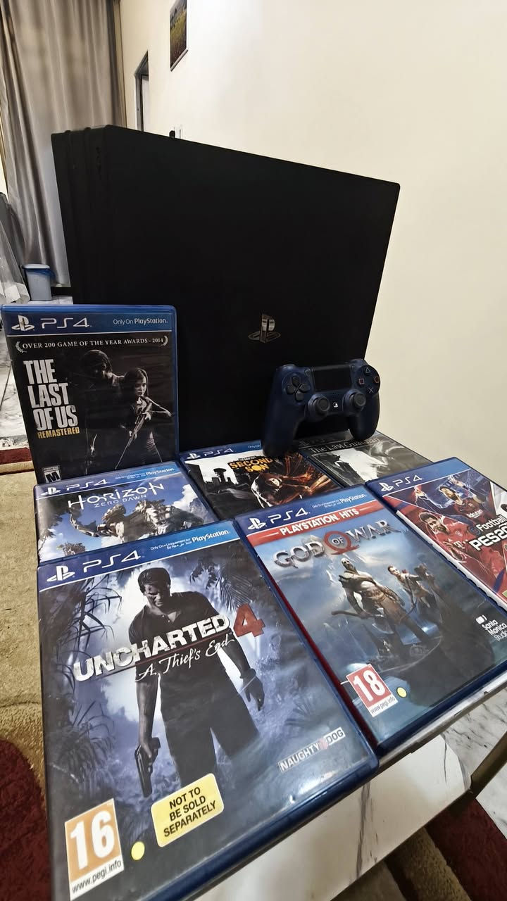بلي ستيشن 4 برو مستعمل ما مفتوح مع جوستك واحد تجاري مع مجموعه العاب 11 لعبه اقراص + داخل الجهاز أيضاً مع كارتونه وملحقاته للتواصل على رقم ***********
