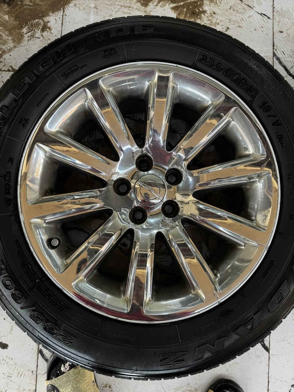 السلام عليكم ويل مكسيكي
الويل حلو بي شويه مشلع  موضحه الك بصور بسيط وبي تايرات نص عمر 
مكاني ديوانيه رايده ب 425 الف ***********
